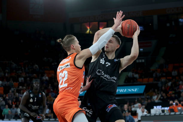 艾弗森在身 艾弗森在身